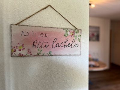 Schild Ab hier bitte lächeln